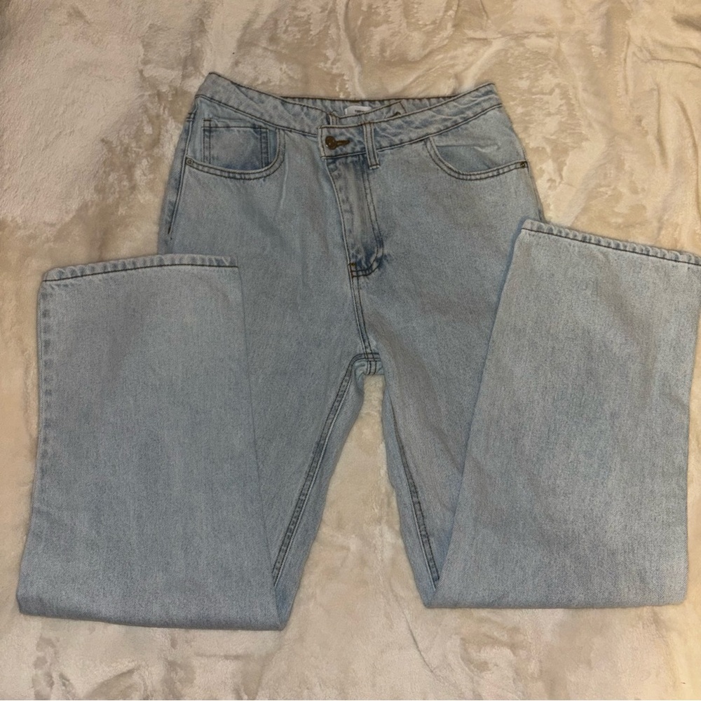 Forever21 Light wash boyfriend jeans criss cross